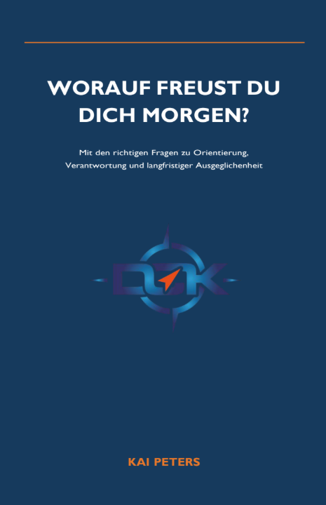 Dein Coach Kai – Executive & Leadership Coaching – Ein Mann in einem modernen Büro mit großen Panoramafenstern betrachtet nachdenklich eine Tafel, auf der Fragen zur Karriereplanung und eine Mindmap in deutscher Sprache angezeigt werden.